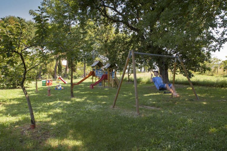 Agriturismo Il Molinello - Nell'ampio giardino i bambini potranno giocare e divertirsi