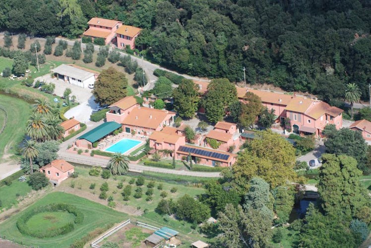Agriturismo Casa Rossa with its pool, park, horses and games