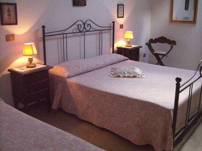Cozy pink double bedroom