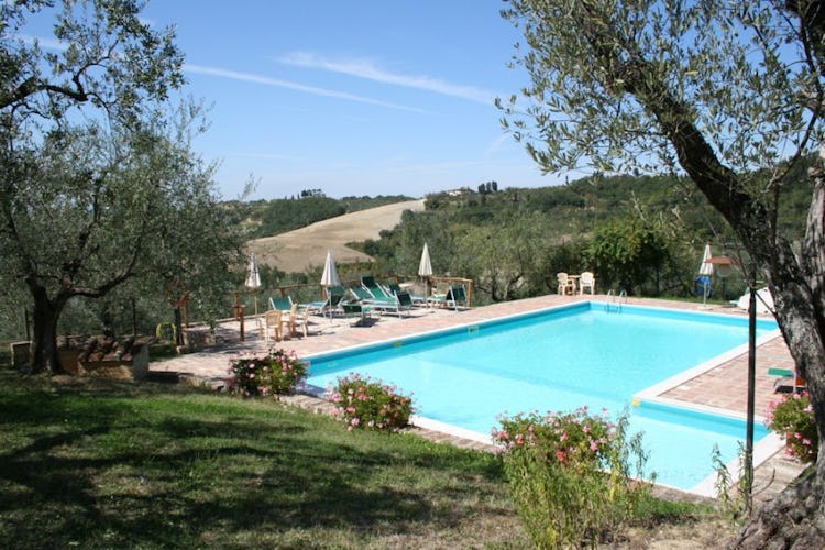 Un tuffo in piscina circondati dalle dolci colline del Chianti
