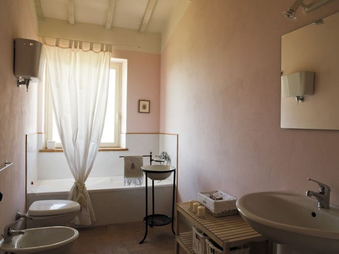 Deluxe accommodations and en suite bathrooms at Montefreddo