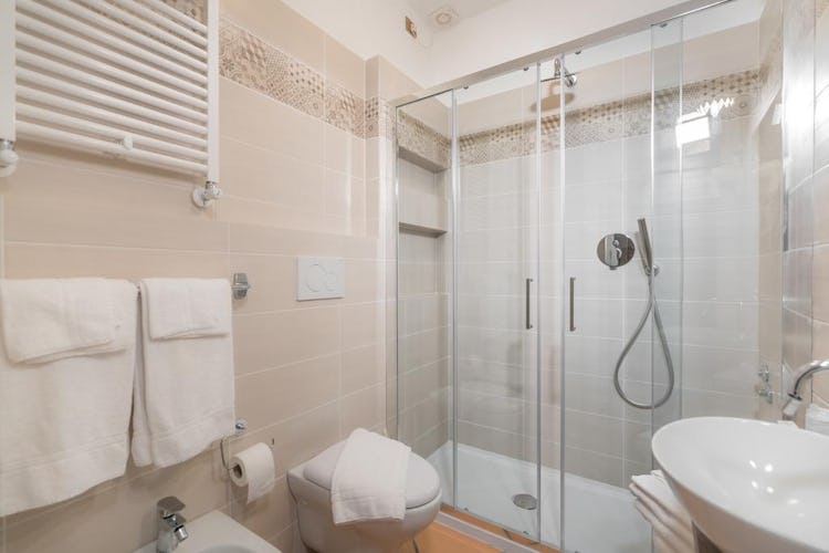 Agriturismo Palazzo Bandino - Sparkling clean bathrooms with large showers