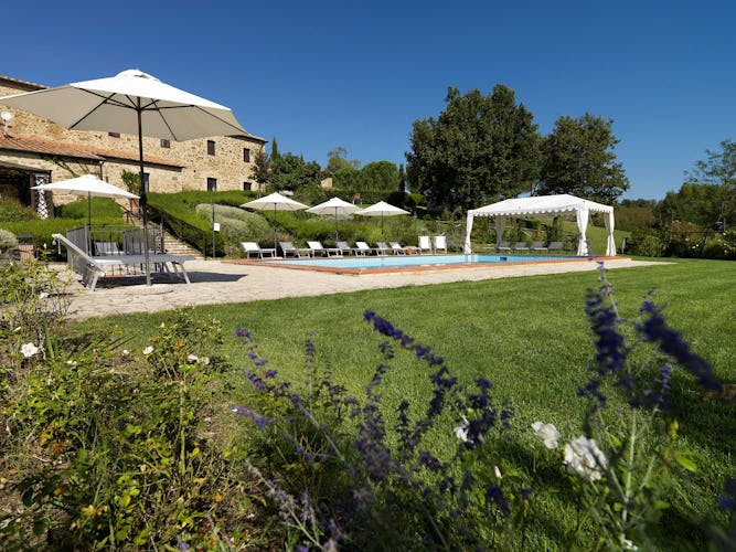 Agriturismo Piettorri - La piscina con la zona solarium e le sdraio