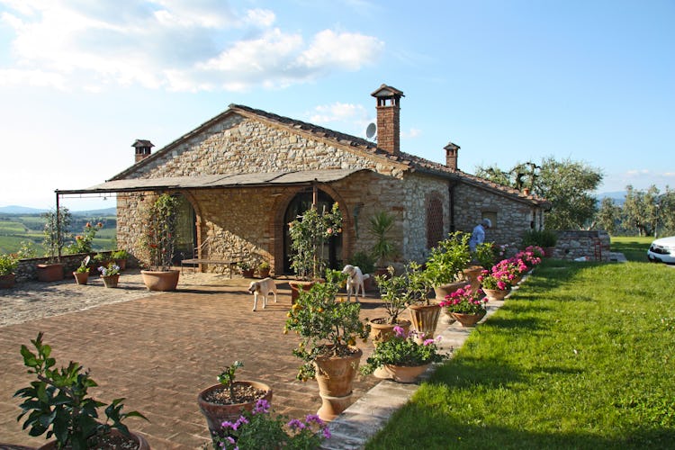 Agriturismo Vicolabate: Garden area and BBQ at your disposition