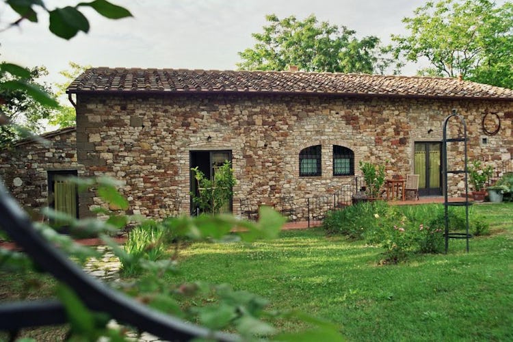 Ancora del Chianti B&B: Many bedrooms have direct access to the lovely green garden the B&B