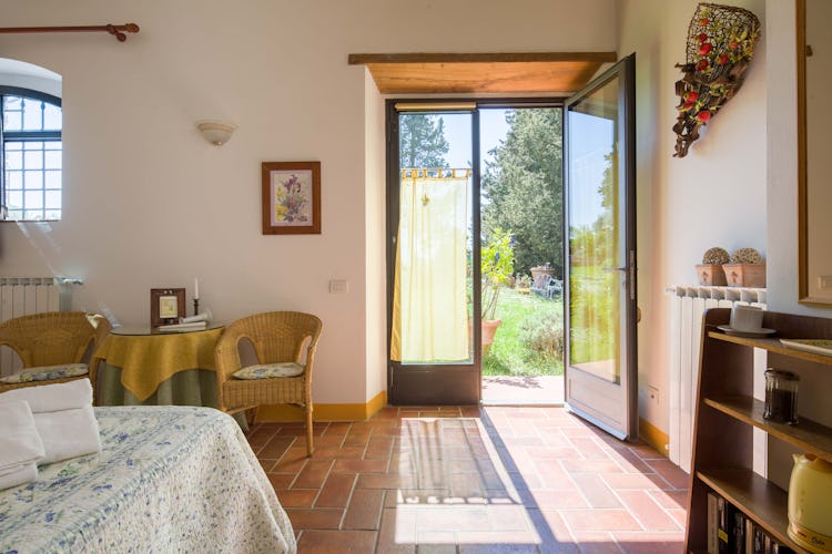 Ancora del Chianti B&B: Rooms open to the lovely garden