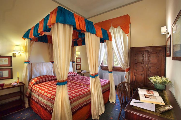 Double room with elegant furnishings in Florence 