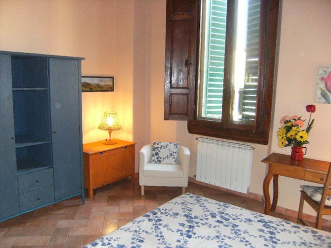 Accommodation in Florence, bedroom with flowers