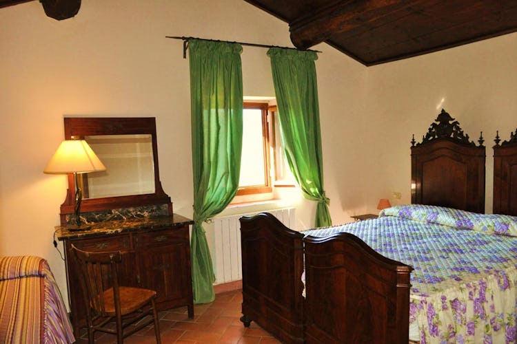Una delle due camere, arredata in tipico stile toscano