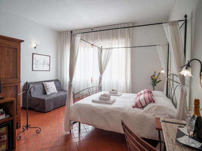 large-bedroom-bed-and-breakfast-florence
