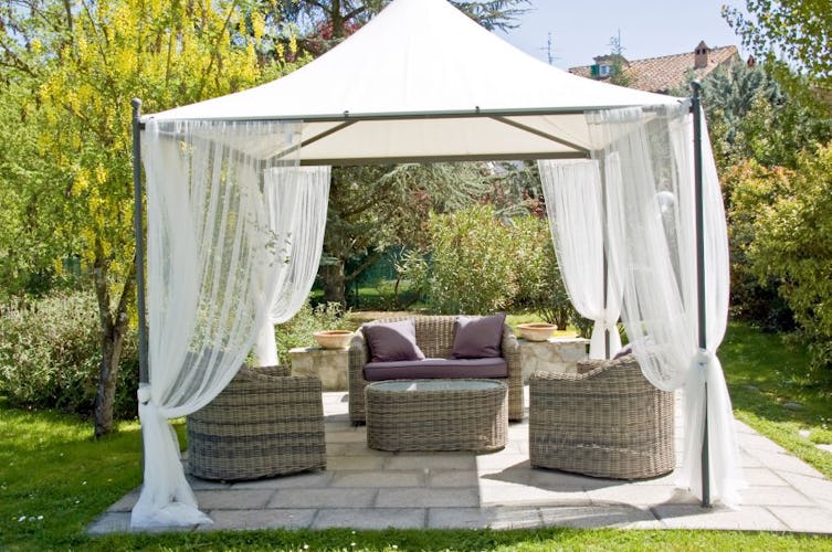 Gazebo con tavoli e sedie in giardino, per godere della quiete del B&B