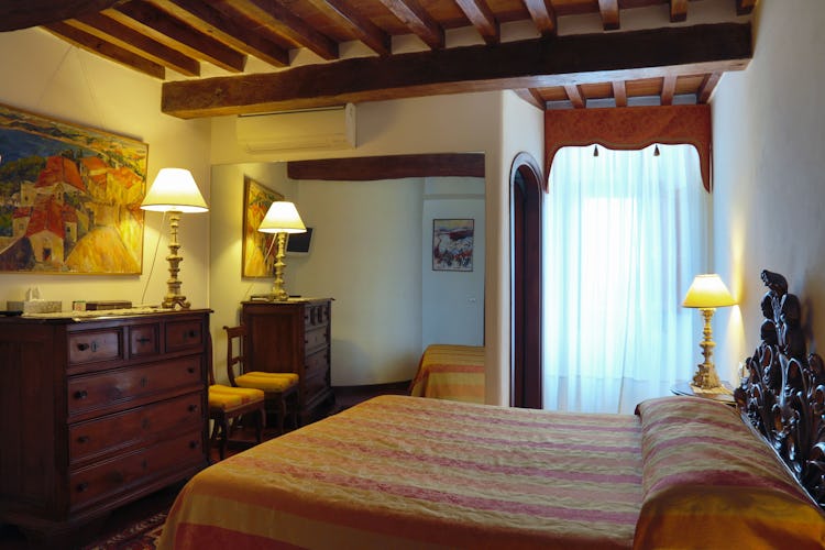 B&B del Giglio: The warm atmosphere of the bedroom