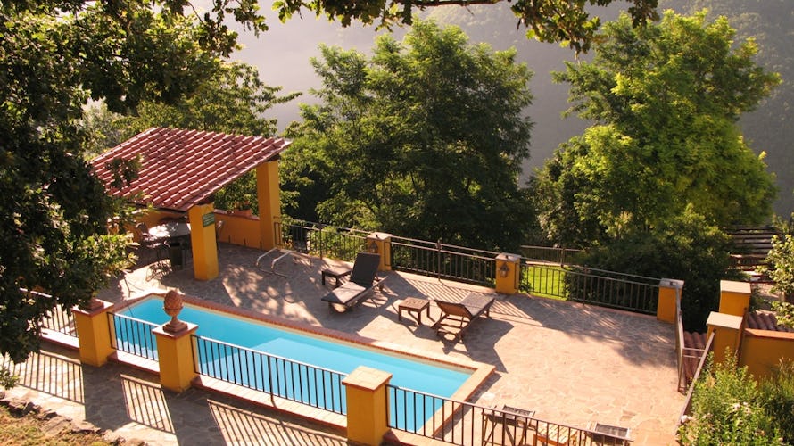La piscina con l'area solarium, perfetta per rilassarsi al sole