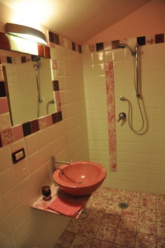 Uno dei bagni, con arredo moderno e colorato