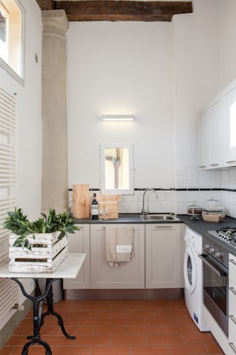 Borgo di Greci appartamenti per vacanze a Firenze: la cucina è dotata di lavastoviglie, lavatrice e forno