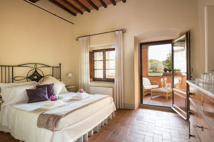 La camera Salvia, luminosa ed in classico stile toscano rurale, offre un panorama a dir poco strepitoso