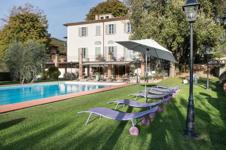 La bellissima piscina e la villa di Borgo I Vicelli