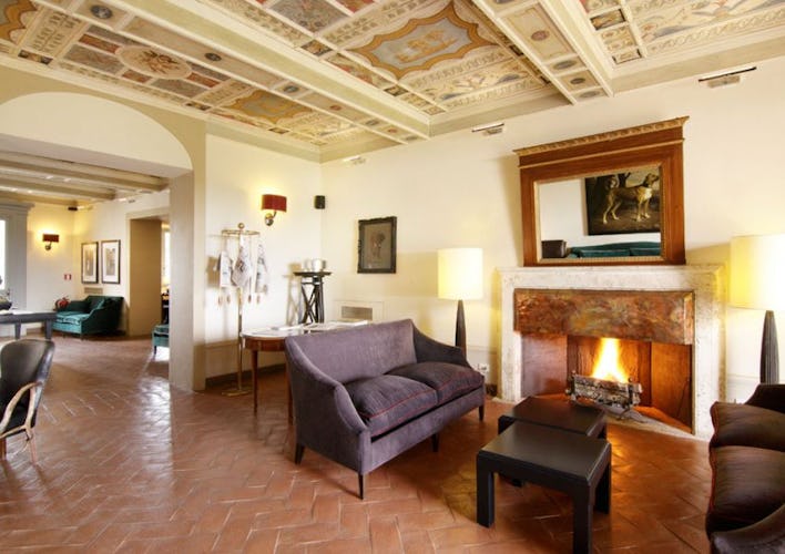 Il salotto, con un elegante caminetto ed i pavimenti in terracotta