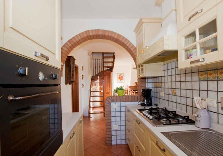 Fully equipped kitchen in Tuscany near sandy beaches and Pisa airport