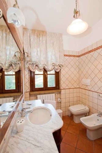 Il bagno arredato in stile classico ed elegante