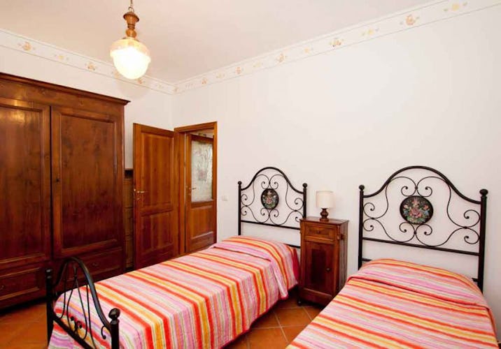 Bedroom with two single beds and WiFi connection at Campo del Rosario