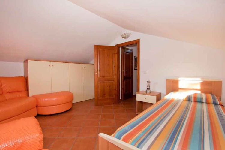 Large single bedroom for a total 5 persons plus family pet near Pisa