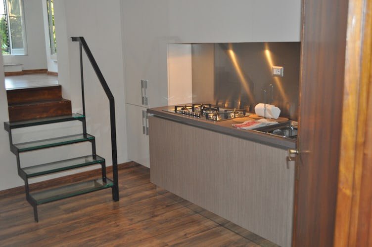 Kitchen with dining area for 4 persons, includes refrigerator & oven
