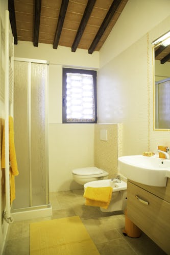 Agriturismo Casa dei Girasoli - Il bagno in stile moderno dell'appartamento Arancio