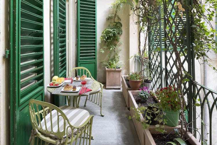 Casa Rovai B&B and Guest House - Breakfast terrace overlooking tranquil courtyard