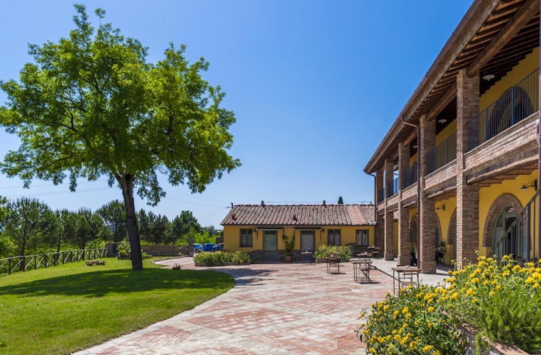 Casa Vacanze Le Fornaci: che meraviglia gli spaziosi giardini con vista panoramica sul paesaggio circostante!