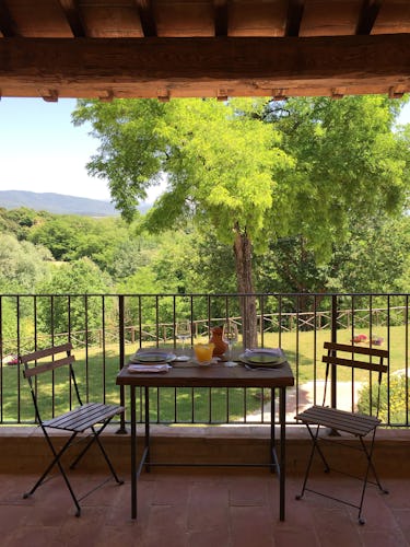 Casa Vacanze Le Fornaci: mangiare all'aperto godendo del panorama e della fresca aria di campagna