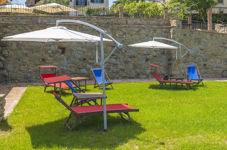 Casa Vacanze Le Fornaci: Tanning beds and shade umbrellas