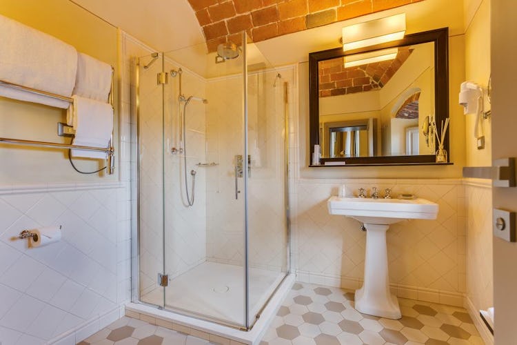 Castello La Leccia - il bagno, dallo stile elegante e dotato di ogni accessorio, comprensa un'ampia doccia