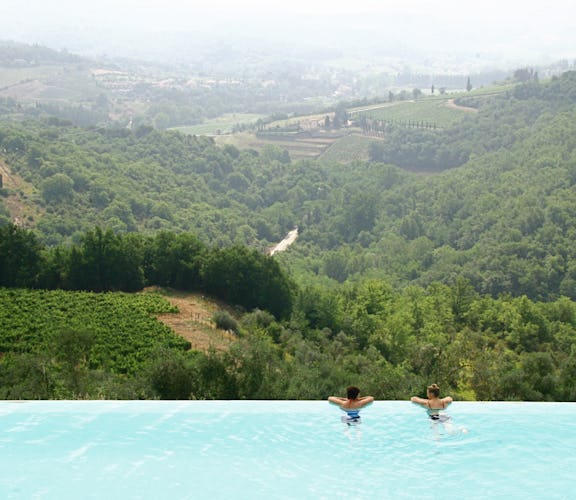 Castello Vicchiomaggio: vedute panoramiche che sembrano andare oltre l'orizzonte dalla suggestiva piscina a sfioro