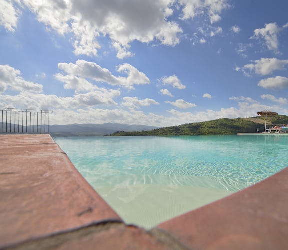 Castello Vicchiomaggio: l'esclusiva piscina panoramica a sfioro, un'esperienza sensoriale a 360° per godere delle meraviglie del Chianti...rilassandosi