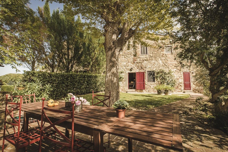 Un ampio giardino circonda l'agriturismo con i tre appartamenti