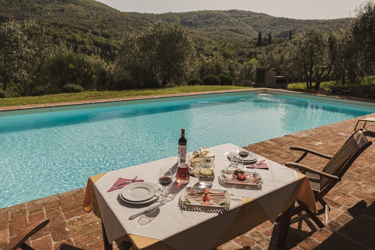 Piscina panoramica inserita in un contesto da sogno nel Chianti