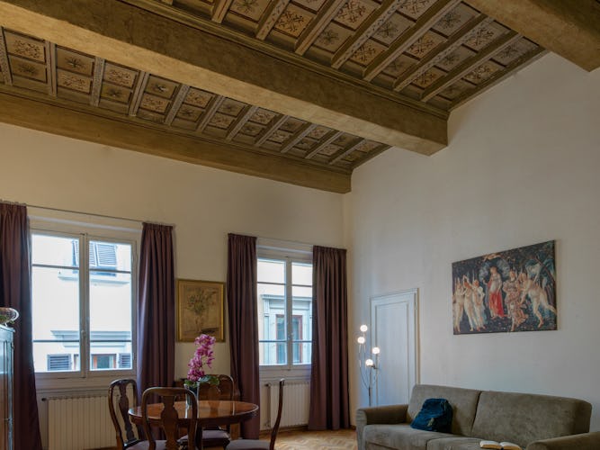 The apartment in Via della Vigna Nuova is essential and with vintage furnishings