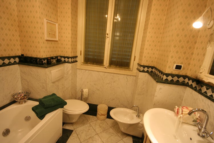 David Apartment - Il bagno, ampio e curato nei dettagli, con vasca e doccia