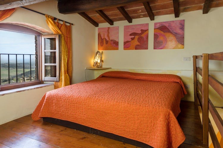 The charming bedroom of Girasole apartment