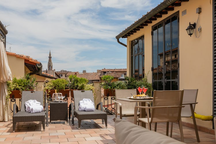 Hotel Bernini Palace - rooftop terrace with lounge chairs