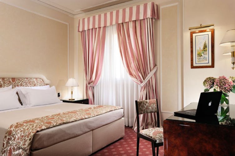Classic bedrooms are luminuos at Hotel de la Ville