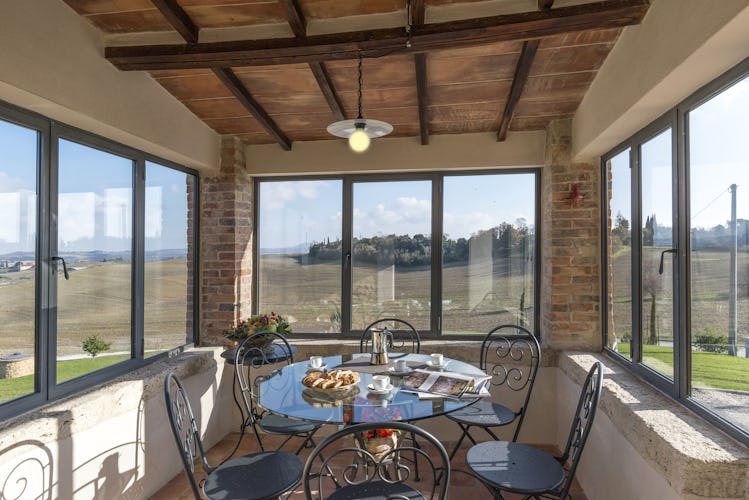 Villa I Cipressini: la veranda coperta, per godersi la colazione o un aperitivo con vista sul magnifico paesaggio anche in inverno