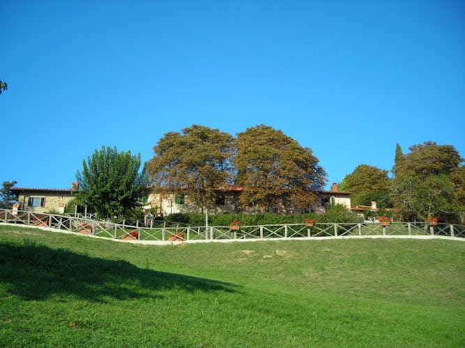 External view of the farmhouse in Tuscany
