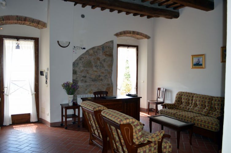 Pavimenti in terracotta e travi a vista in tipico stile rurale toscano