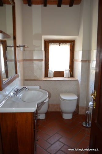 Il bagno con doccia, anch'esso in tipico stile toscano