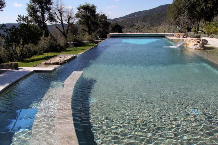 La piscina, fiore all'occhiello della villa, splendida nel suo design