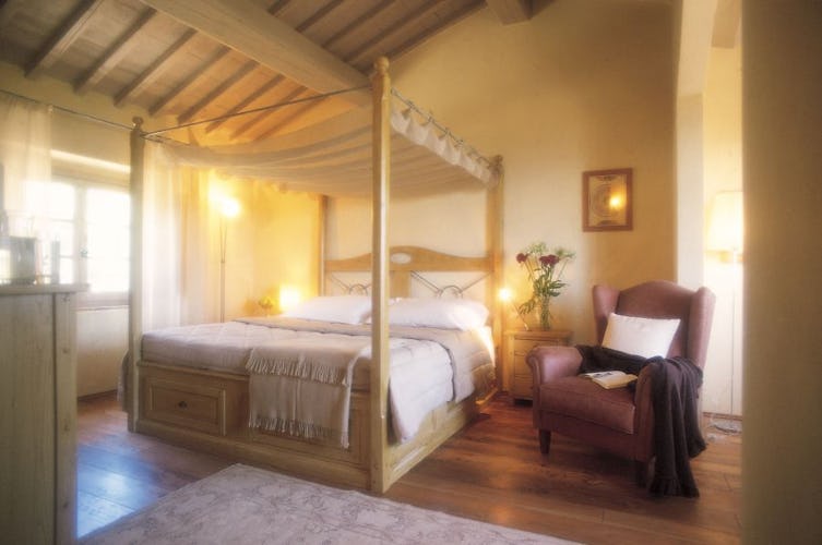 A romantic canopy bed in the Junior Suite at il Defizio