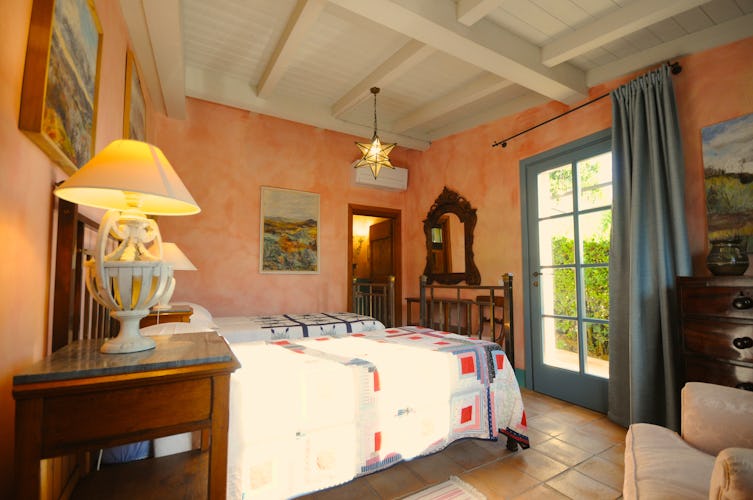 The two single-bed room, with care in the details and a door with a view on the outside green
