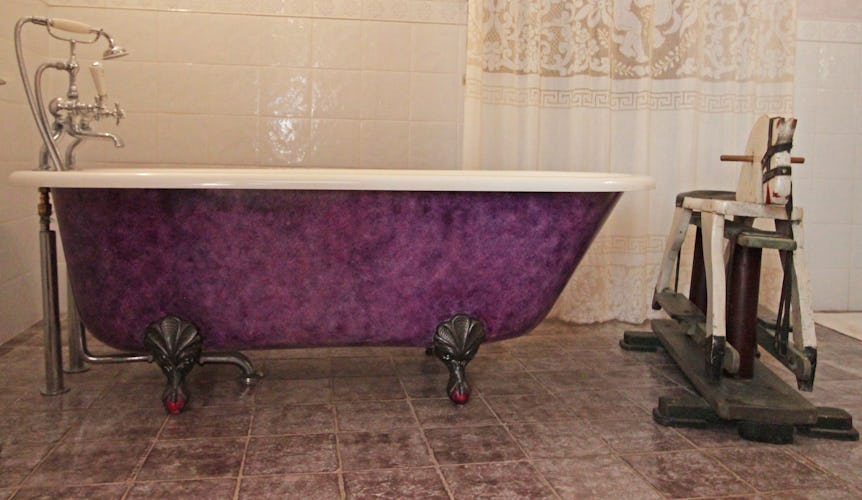 La Loggia Fiorita: la romantica vasca da bagno, complemento esclusivo ed unico di questa villa in Toscana